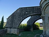 Saint-Julien-Du-Serre, Eglise romane, Chevet, Contreforts du chevet (2)